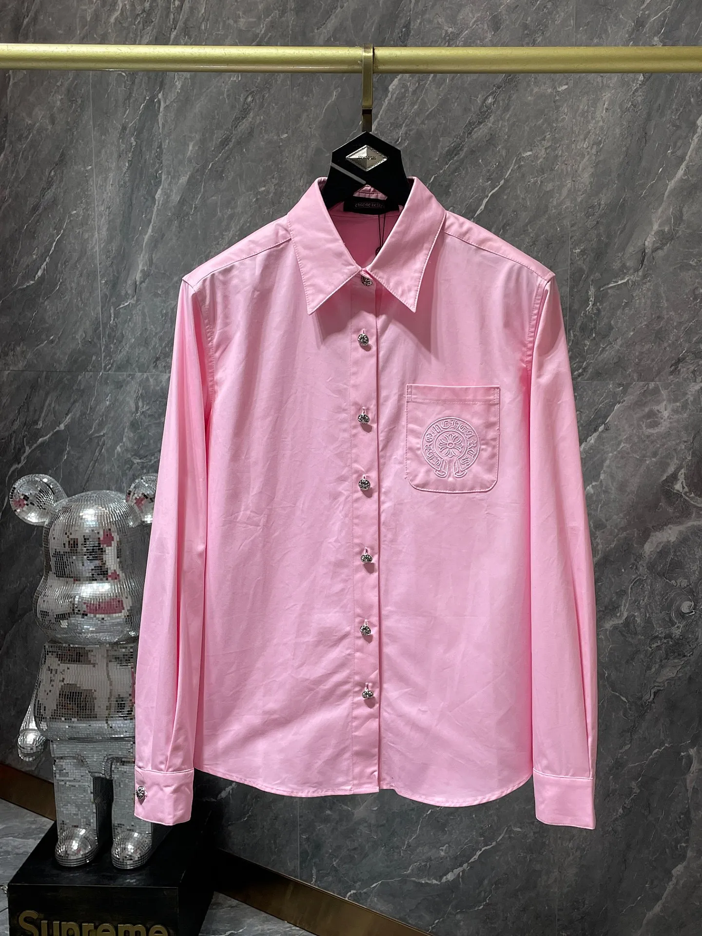 P256 Chrome Hearts shirt series Embroidered colorful classic cross horseshoe patchwork leather twill shirt Original model opening, customized version with high weight bronze silver buckle Specially customized version of the original shirt fabric Can be worn as a jacket or as a base Recommended color: pink Size: S, M, L, XL